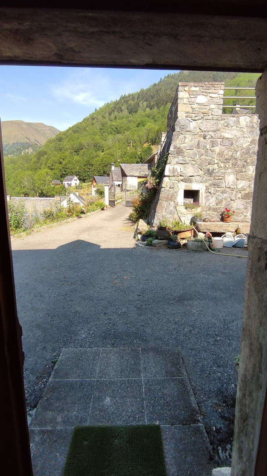 La cour de la maison vue depuis le seuil