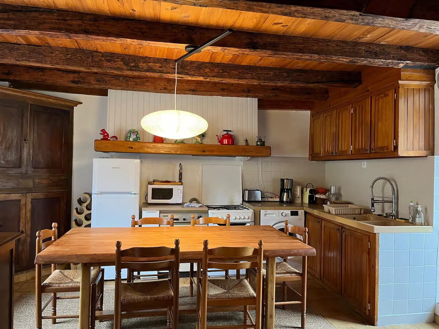 La cuisine ouverte et la grande table