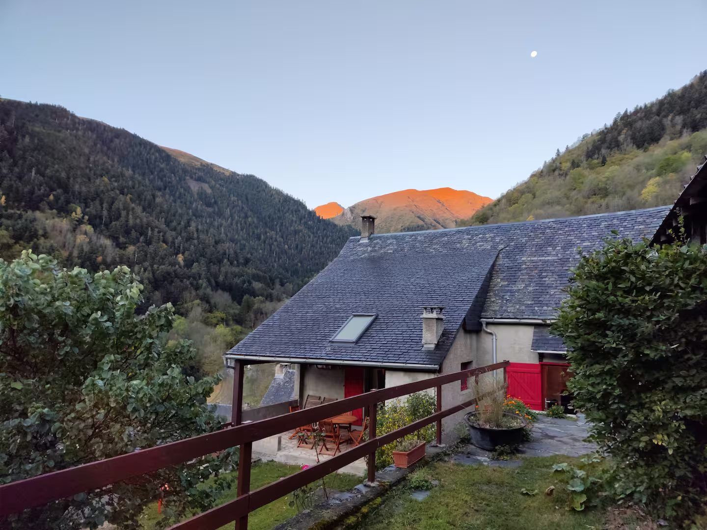 La maison au crépuscule face à la montagne