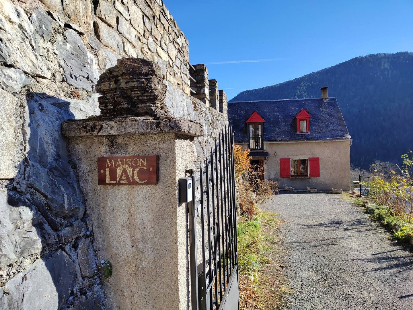 Le portail de la maison Lac, la maison et la montagne au fond