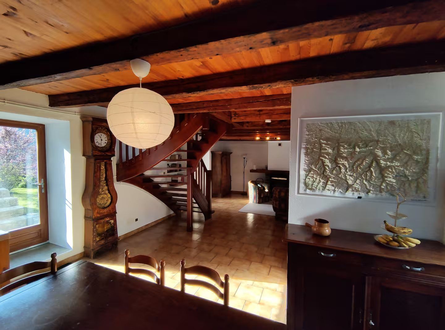 La salle à manger et l'escalier