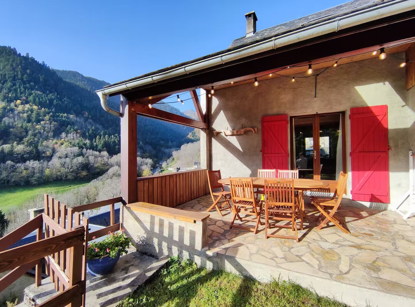 La terrasse éclairée de guirlandes, face à la vallée