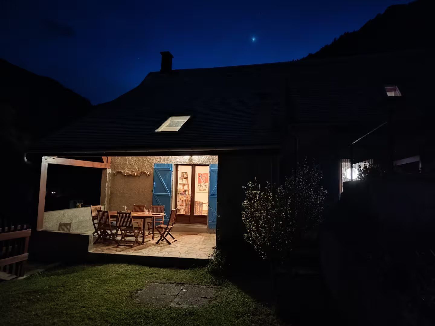 La terrasse éclairée de la maison, la nuit