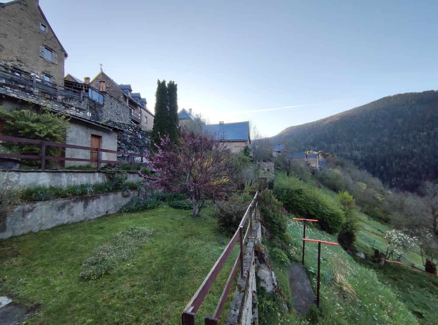 Le village et la prairie sous un ciel dégagé