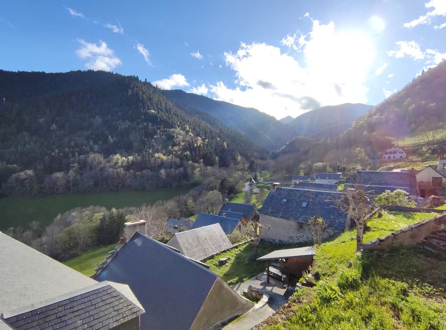 Le village et la vallée sous le soleil du printemps